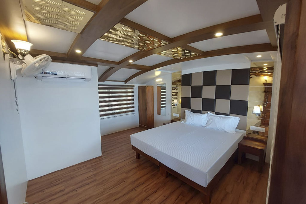 6 bedroom luxury houseboats in alleppey bedrooms