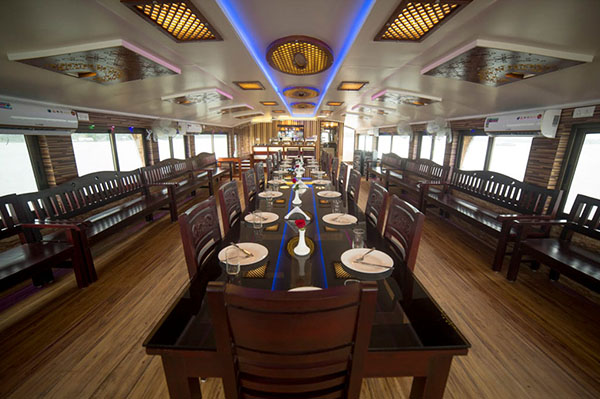 6 bedroom luxury houseboats in alleppey dining